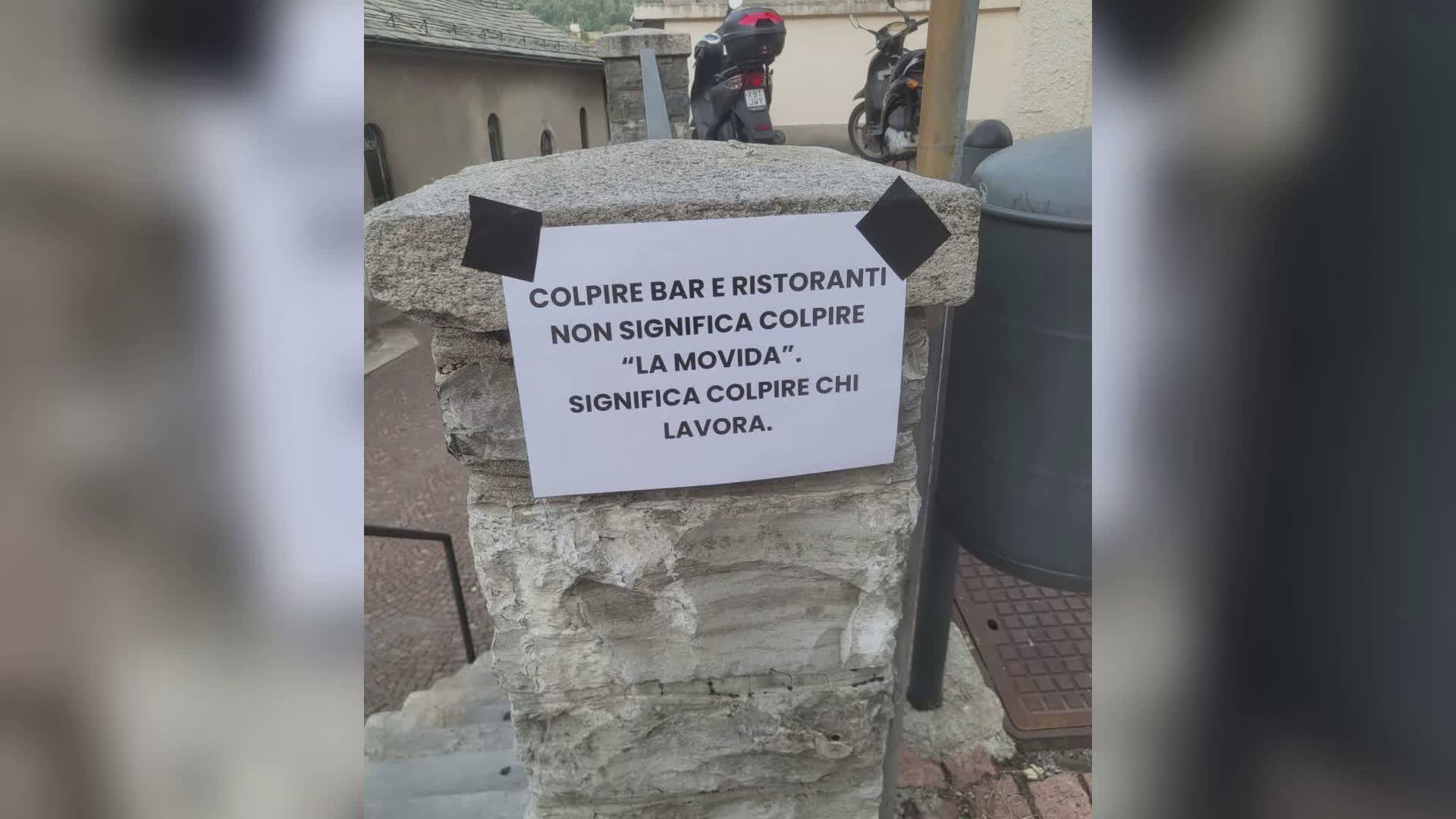 Cartelli di protesta a San Fedele d’Intelvi contro l’ordinanza: “Colpite chi lavora, non la movida”