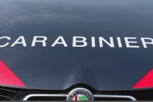 Lancia sedie in piazza Vittoria e spacca gli specchietti, 40enne arrestato dai carabinieri