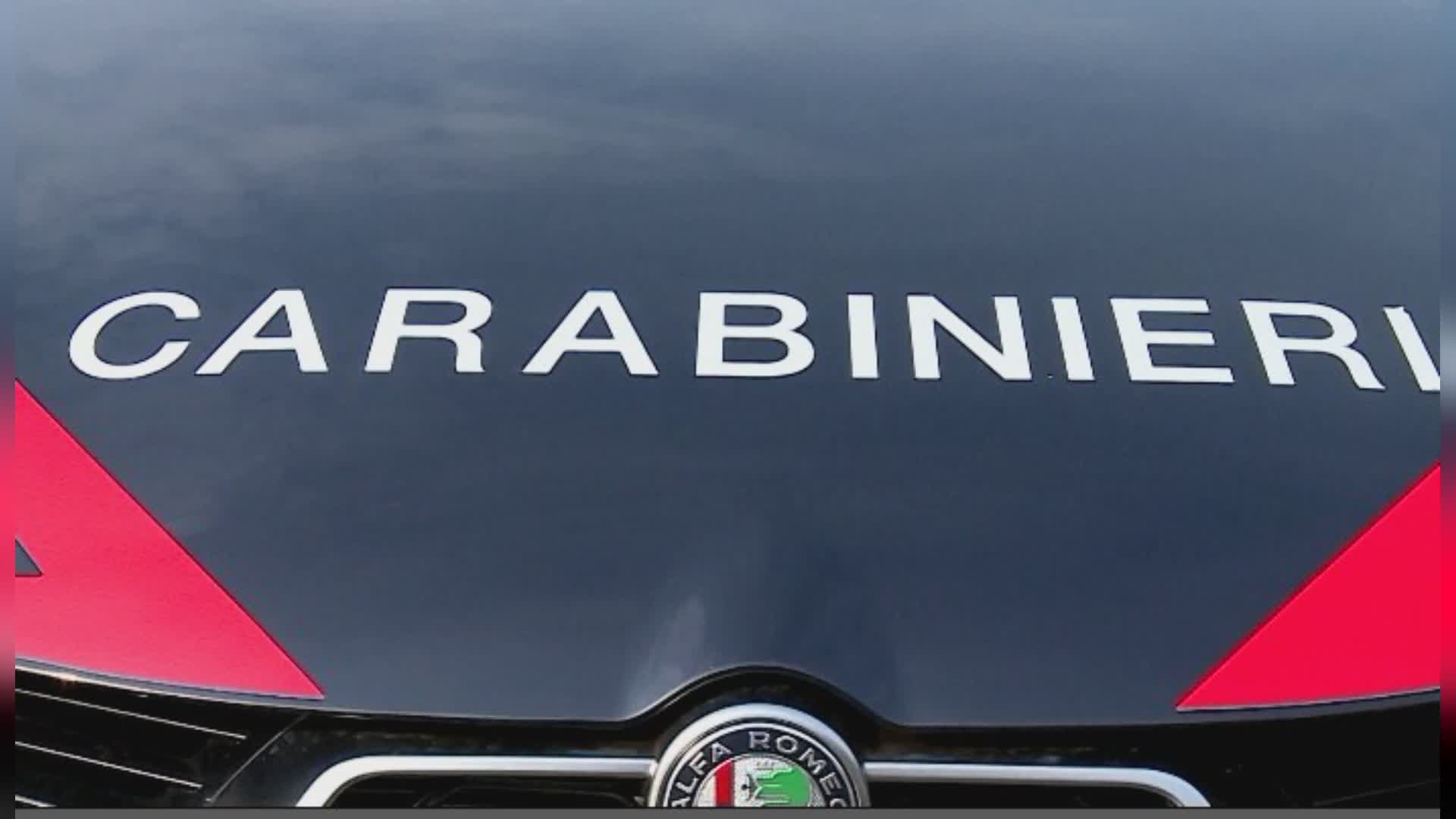 Lancia sedie in piazza Vittoria e spacca gli specchietti, 40enne arrestato dai carabinieri