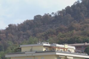 Monte Goi, rischio inquinamento dopo il rogo. Il Comune ordina interventi in un’area privata