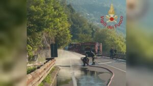 Vercana, camion spacca un tubo del gas. Pompieri al lavoro per fermare la perdita