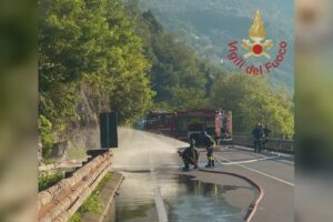 Vercana, camion spacca un tubo del gas. Pompieri al lavoro per fermare la perdita
