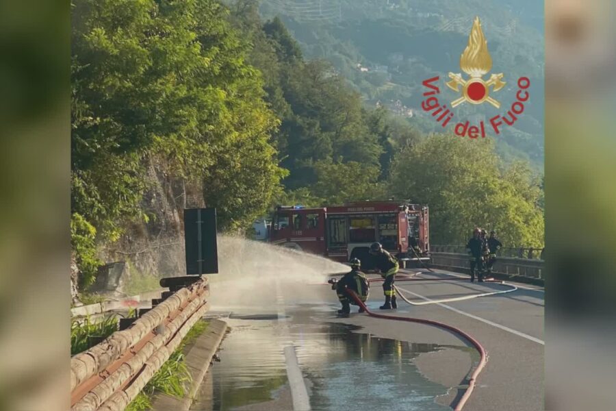 14888 Vercana camion spacca un tubo del gas. Pompieri al lavoro per fermare la perdita 1787133383