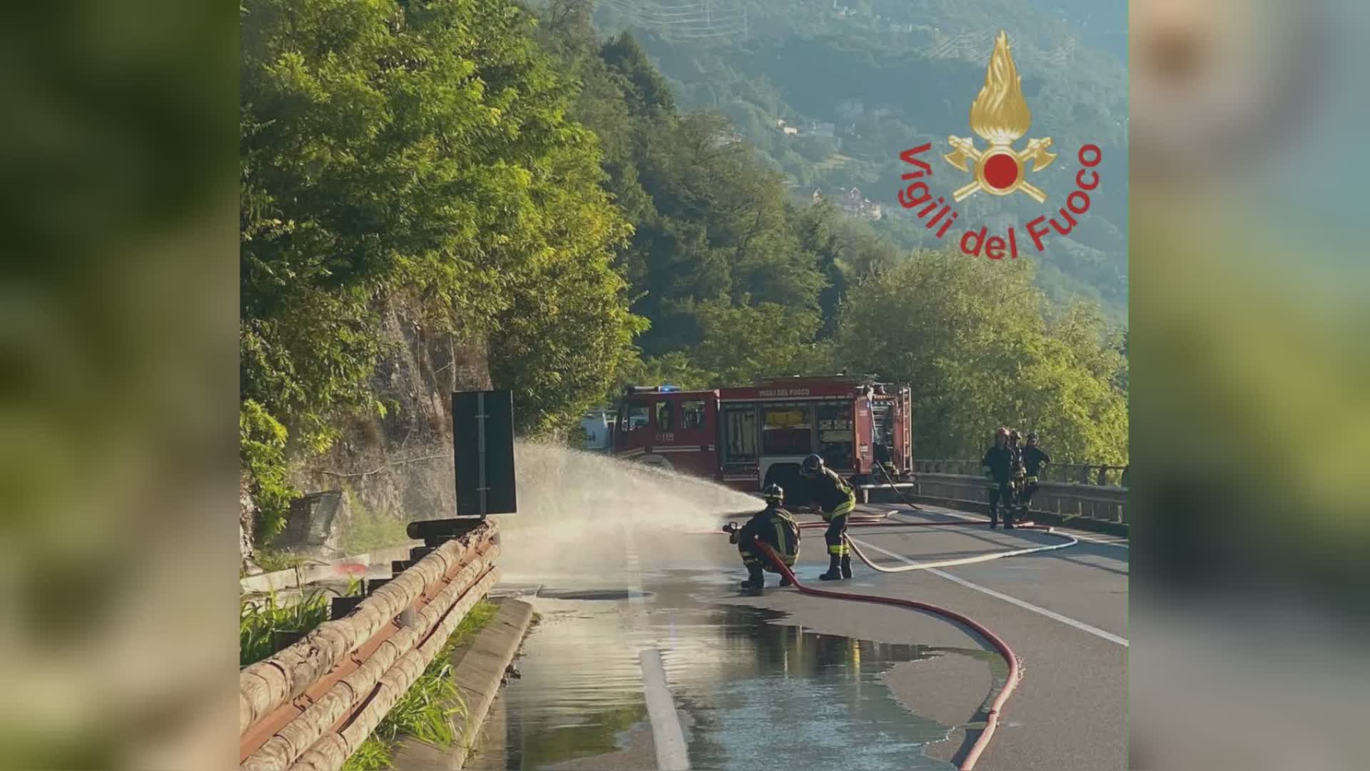 Vercana, camion spacca un tubo del gas. Pompieri al lavoro per fermare la perdita