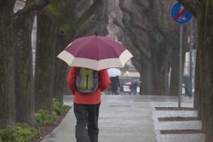 Maltempo in arrivo, domani allerta arancione. Calo delle temperature, grandine e forte vento