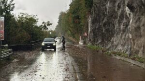 Fango e detriti sulla Regina, disagi tra Colonno e Argegno. Strada percorribile