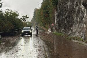 Fango e detriti sulla Regina, disagi tra Colonno e Argegno. Strada percorribile