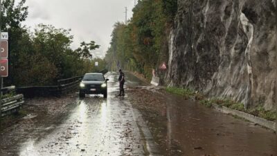 Fango e detriti sulla Regina, disagi tra Colonno e Argegno. Strada percorribile