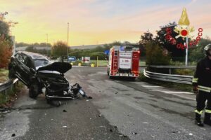 Auto fuori strada a Como finisce sul guardrail, illesi i due giovani a bordo