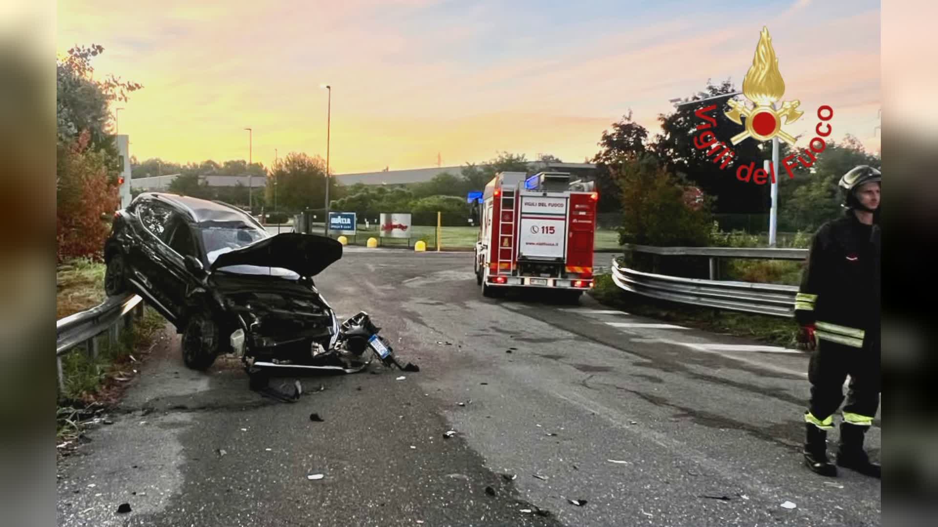 Auto fuori strada a Como finisce sul guardrail, illesi i due giovani a bordo
