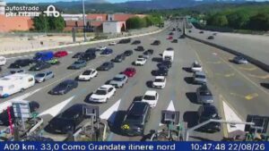 Traffico, sabato di rientro dalle ferie. Code alla barriera di Como Grandate e verso la Svizzera