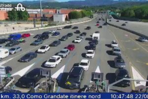 Traffico, sabato di rientro dalle ferie. Code alla barriera di Como Grandate e verso la Svizzera