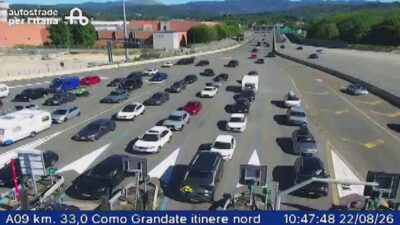 Traffico, sabato di rientro dalle ferie. Code alla barriera di Como Grandate e verso la Svizzera