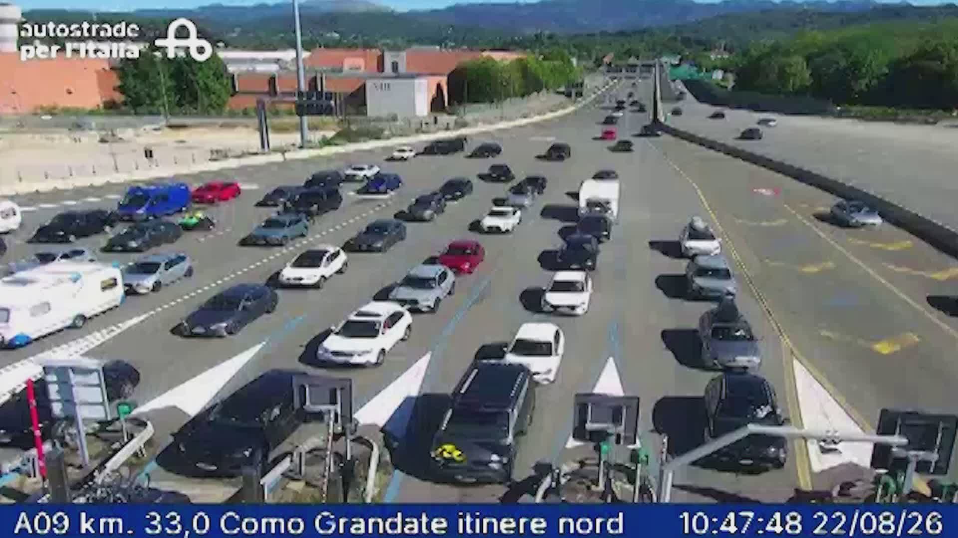 Traffico, sabato di rientro dalle ferie. Code alla barriera di Como Grandate e verso la Svizzera