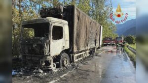 Camion in fiamme a Sorico, strada statale 36 chiusa e poi riaperta