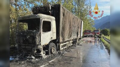 Camion in fiamme a Sorico, strada statale 36 chiusa e poi riaperta