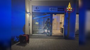 Assalto al bancomat nella notte a Carugo. Esplosione in via Toti, ingenti i danni