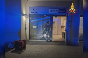 Assalto al bancomat nella notte a Carugo. Esplosione in via Toti, ingenti i danni