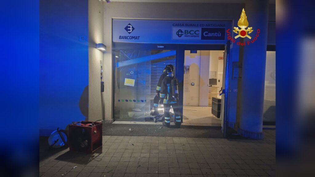 Assalto al bancomat nella notte a Carugo. Esplosione in via Toti, ingenti i danni
