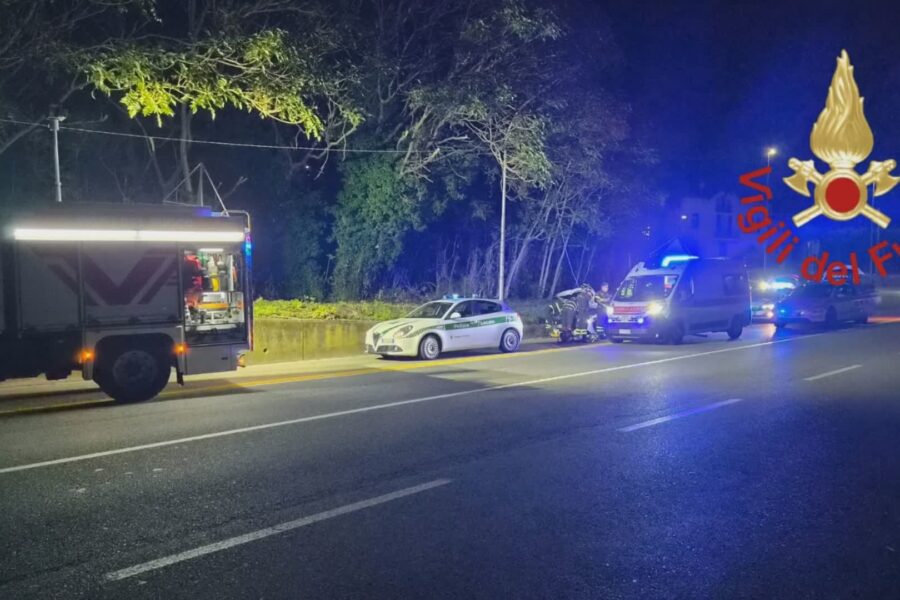 15210 Fugge allalti della polizia locale e finisce contro un palo. Arrestato 28enne comasco 1787759347