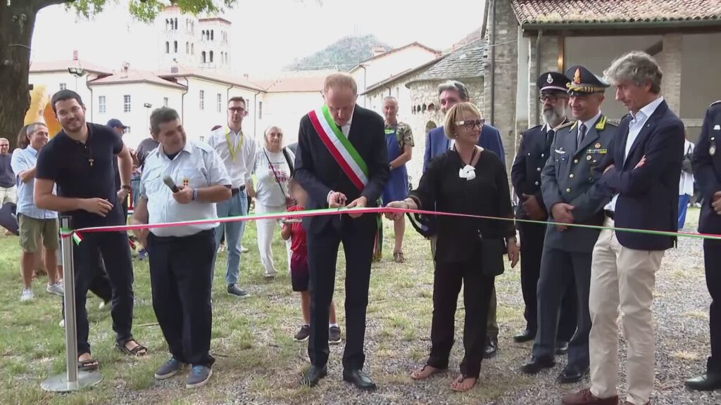 Taglio del nastro, è iniziata la fiera di Sant’Abbondio. Il sindaco: “Superate le aspettative”