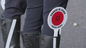 Como, ubriaco aggredisce gli agenti con calci e pugni: arrestato un 45enne