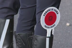 Como, ubriaco aggredisce gli agenti con calci e pugni: arrestato un 45enne