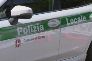 Como, ubriaco aggredisce gli agenti con calci e pugni: arrestato un 45enne