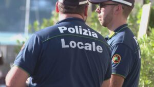 Controlli della polizia locale in piazza Matteotti, discussione accesa, coinvolto un “buttadentro”
