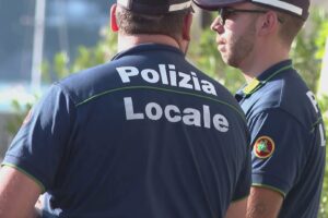 Controlli della polizia locale in piazza Matteotti, discussione accesa, coinvolto un “buttadentro”