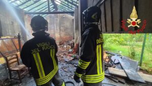 Como, incendio in un garage in via Napoleona. Interrotta e poi ripristinata la circolazione ferroviaria