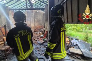 Como, incendio in un garage in via Napoleona. Interrotta e poi ripristinata la circolazione ferroviaria