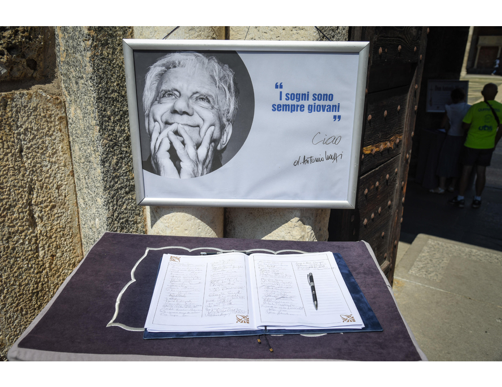 "La preghiera del ciao" di Don Mazzi distribuita alla fine del funerale
