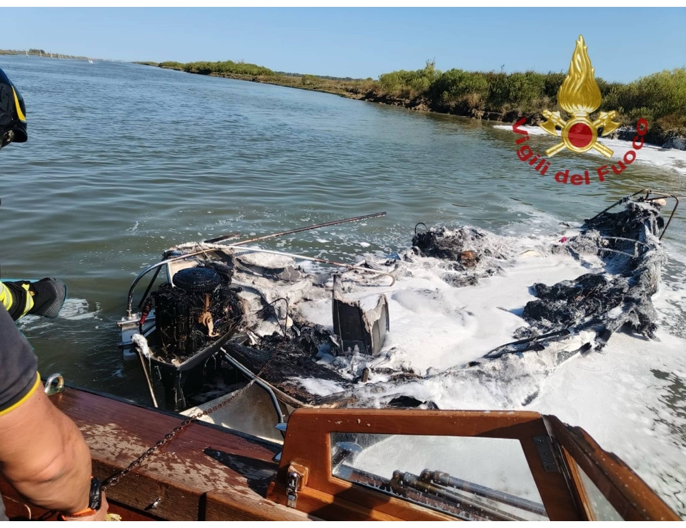 A fuoco una barca nella Laguna veneta, due ustionati