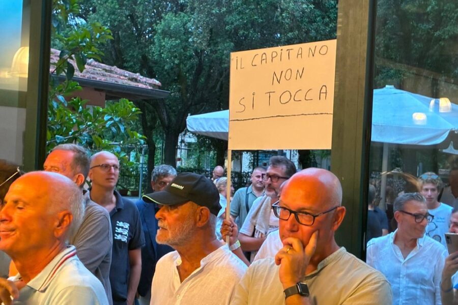 Protesta di alcuni militanti. Il senatore: 'E poi siamo noi che vogliamo spaccare la Lega'