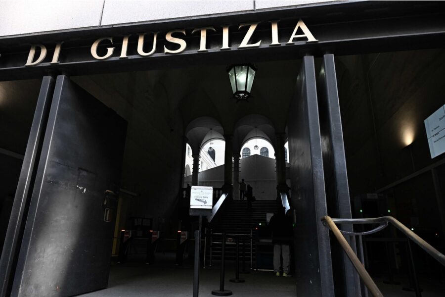 L'uomo è stato fermato dalla polizia all'aeroporto di Genova