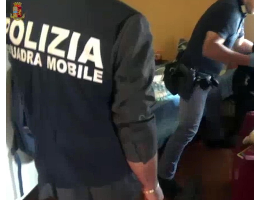 Abusa di una ragazzina dopo la festa in piazza, fermato un 19enne