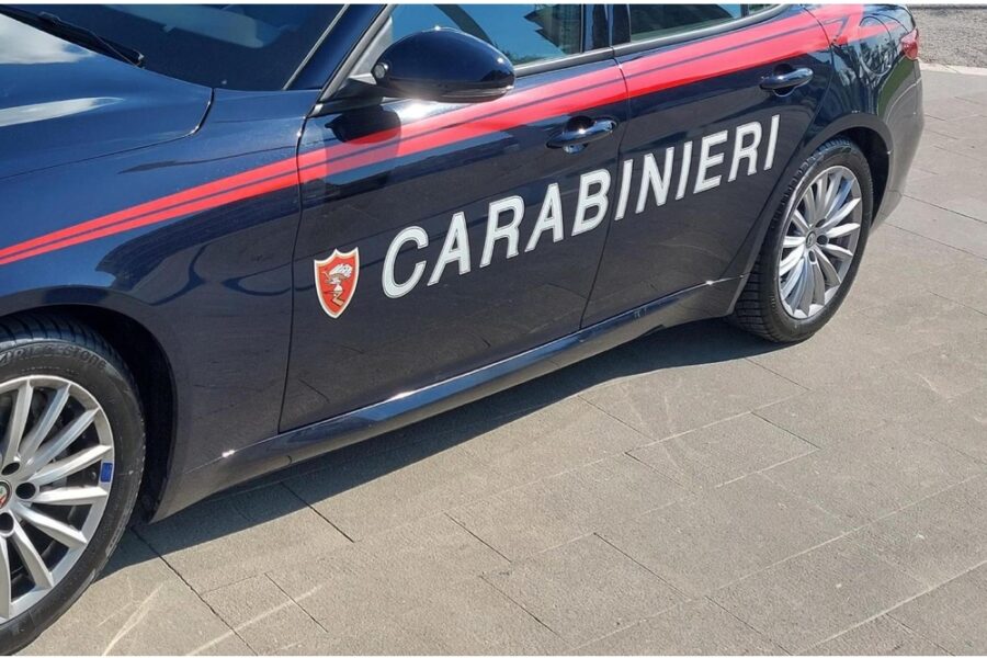 I due si erano conosciuti sui social. La 51enne è rimasta lievemente ferita
