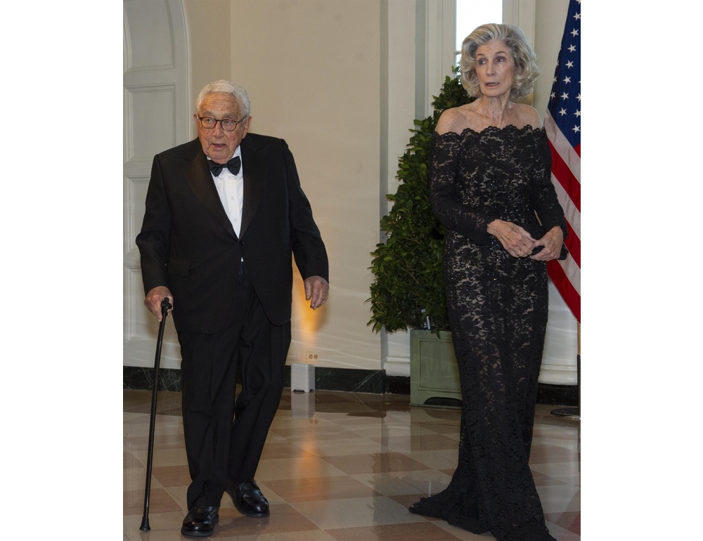 Addio a Nancy Kissinger, morta a 92 anni la moglie dell’ex segretario di stato