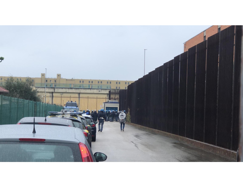 Agente spara e ferisce detenuto in fuga, chiuso il pronto soccorso di Prato