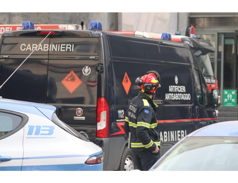 Allarme bomba nel Milanese, sei centri commerciali evacuati