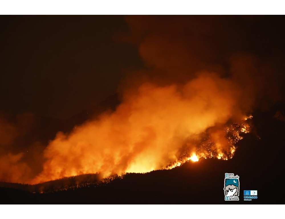 Allerta incendi sul monte Morrone in Abruzzo, in azione mezzi aerei