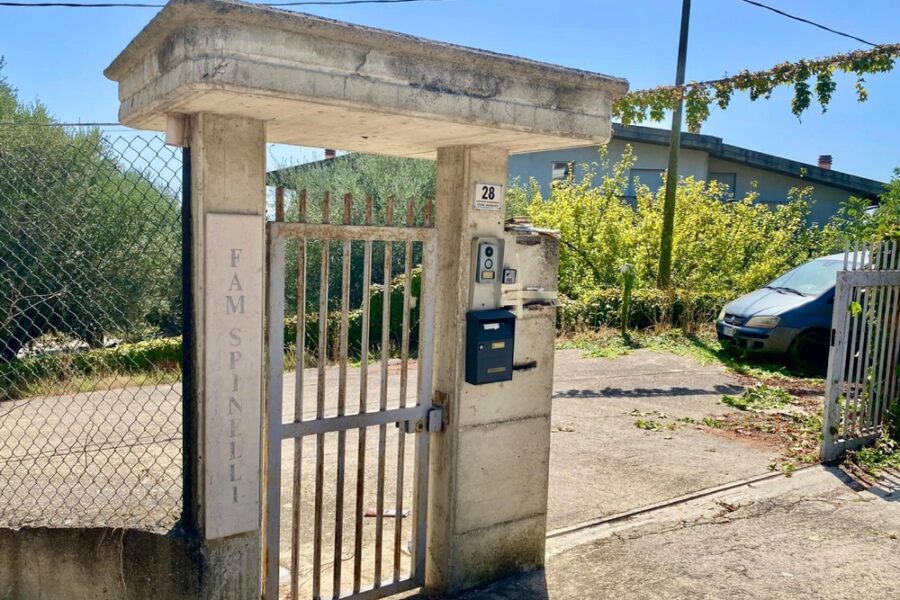 Silenzio davanti casa a Città Sant'Angelo