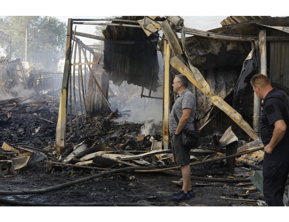 Almeno 12 morti nel raid russo notturno su Kiev