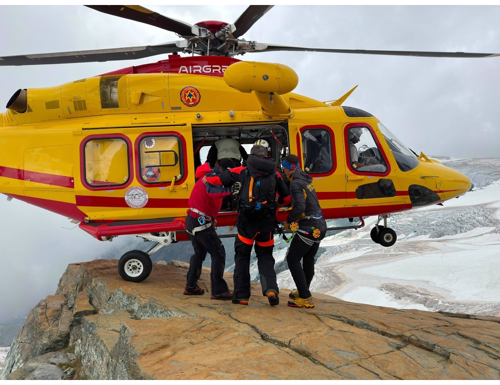 Alpinista colpito da scarica di sassi, recuperato in quota