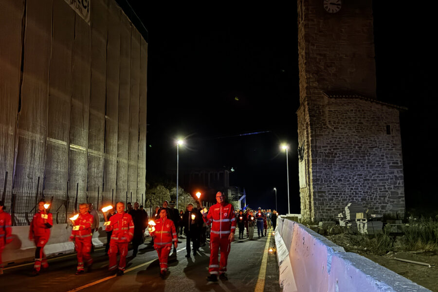 Alle 3.36 i 239 rintocchi di campana e l'elenco dei nomi. 'Ci siamo per chi non c'è più'