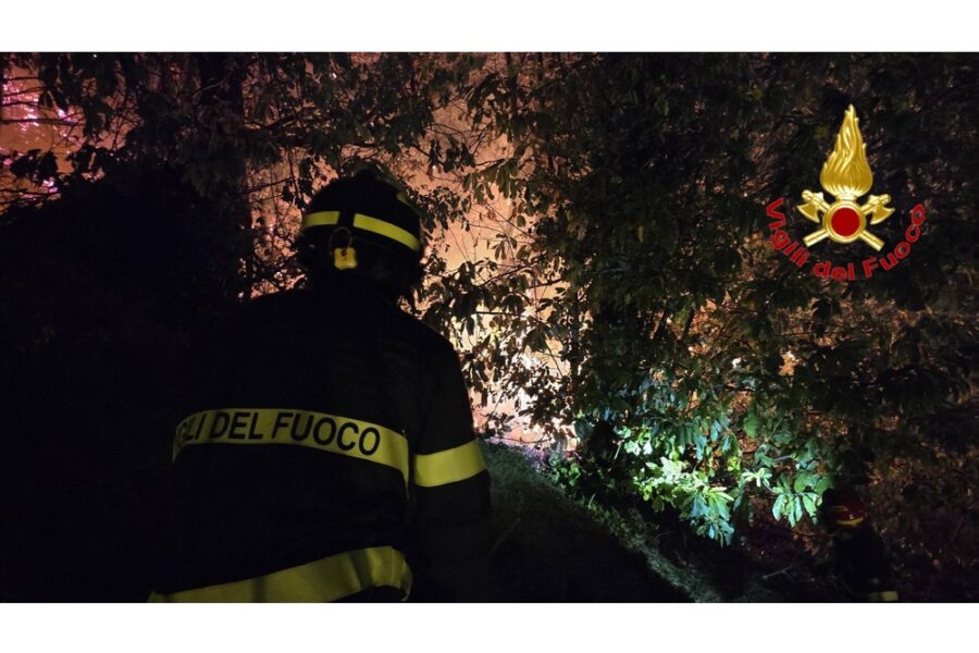 Oltre cento i vigili del fuoco impegnati