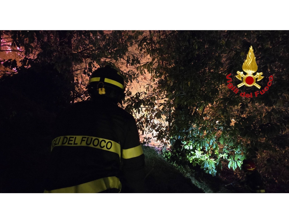 Ancora fiamme in provincia di Como, arrivano i Canadair