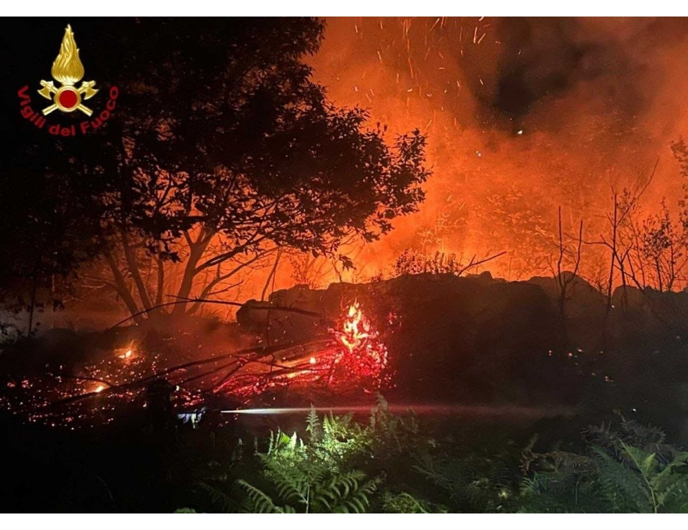 Ancora incendi nel Vco, vigili impegnati in sei località
