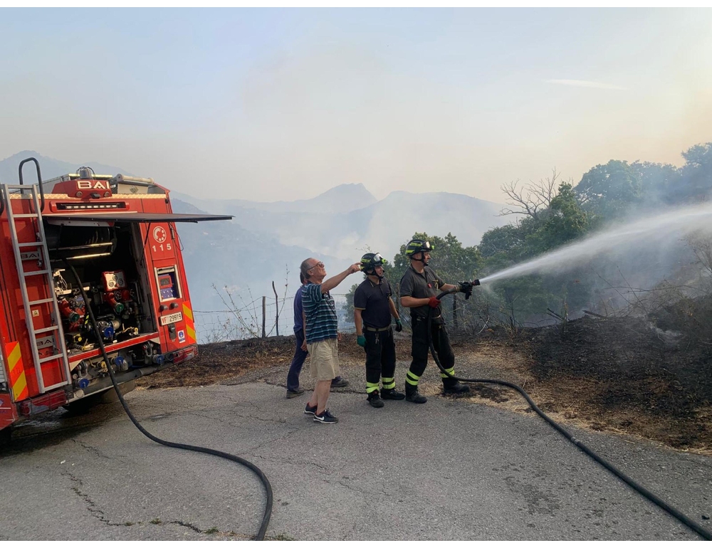 Ancora incendi nell’area di Taormina, abitazioni minacciate